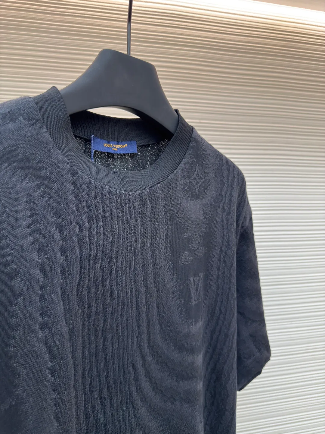 LOUIS VUITTON textured jacquard short-sleeved T-shirt ●Authentic product: purchased and developed by 9245 ●Item number: 1680360-A55 ●Fabric: pure cotton fabric ●Technology: jacquard production ●Version: fitted version ●Weight: about 190 grams ●Size: S-M-L-XL ●Description: Made of custom-made jacquard cotton knitted fabric, 100% cotton imported yarn, fully decorated with LV The Moire pattern is integrated into the LV letter Monogram flowers, and the entire frame is decorated with LV letter logo jacquard. The jacquard is integrated with the fabric, and the iconic ribbed neckline is custom-woven, truly achieving 1:1 copy. The overall wiring is straight and delicate, the fabric is comfortable and soft, and the color is consistent without color difference. It can be matched with the same style to create a fashionable look and control various occasions. Customized accessories, complete with three standards, same style for men and women!